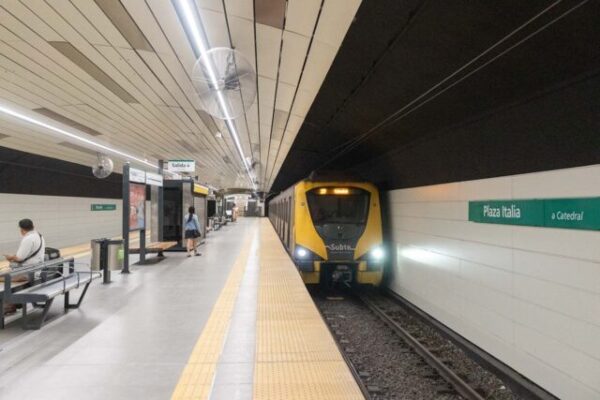 Reabrio-Plaza-Italia-tras-una-renovacion-integral-en-la-Linea-D-scaled-1