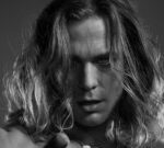 El vampiro Lestat lanza su primer sencillo oficial de rock “Long face” interpretado por la primera estrella de rock inmortal del mundo