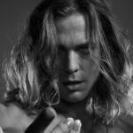 El vampiro Lestat lanza su primer sencillo oficial de rock “Long face” interpretado por la primera estrella de rock inmortal del mundo