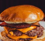 Una hamburguesa mal cocinada podría alojar bacterias peligrosas
