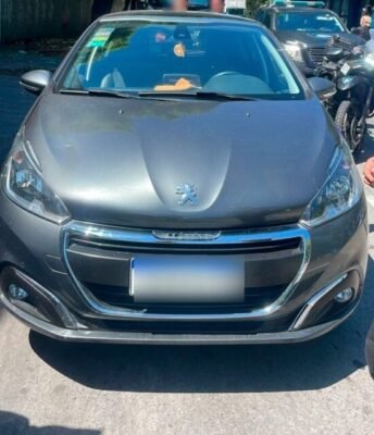 Un-Peugeot-208-mellizo-activo-el-Anillo-Digital-y-termino-con-un-detenido-en-Pompeya-scaled-1