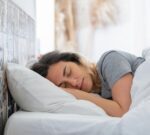 ¿Qué pasa si uno duerme con el aire acondicionado encendido?