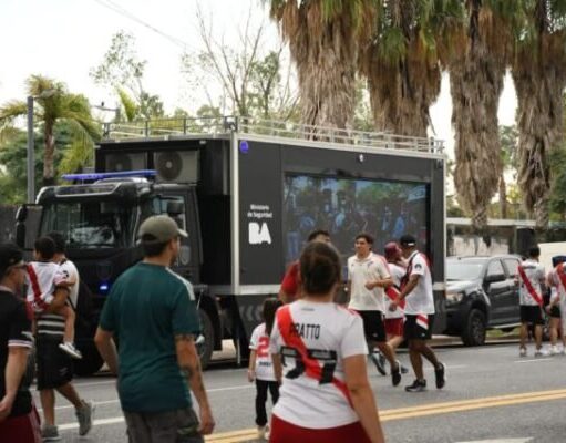 Clásico caliente: detenciones, reventa y provocaciones en los accesos al estadio