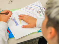 Entre el celular y la infancia la Ciudad impulsa un cambio cultural