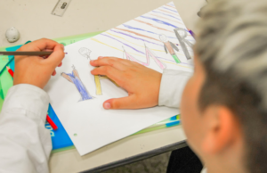 Entre el celular y la infancia la Ciudad impulsa un cambio cultural