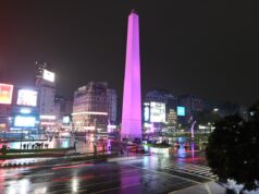 La Ciudad celebra con luces violetas la hazaña gamer argentina