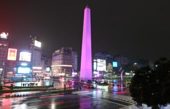 La Ciudad celebra con luces violetas la hazaña gamer argentina