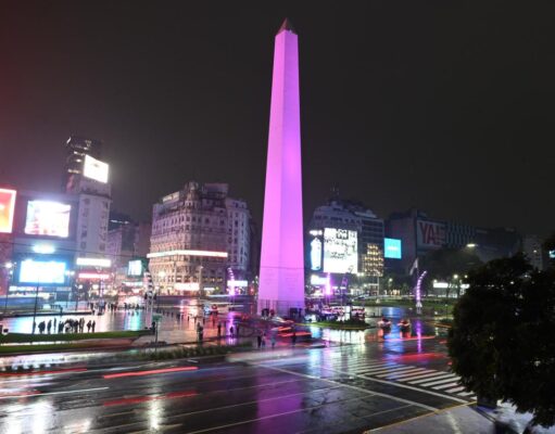 La Ciudad celebra con luces violetas la hazaña gamer argentina