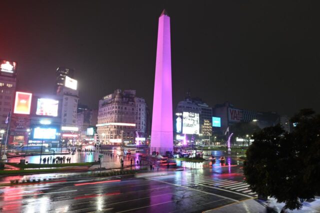La-Ciudad-celebra-con-luces-violetas-la-hazana-gamer-argentina
