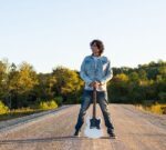 El galardonado cantautor canadiense Jon Mullane lanza su nuevo EP titulado ‘The Road’