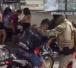 La policía lo castigó por hacer ruidos molestos