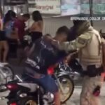 La policía lo castigó por hacer ruidos molestos