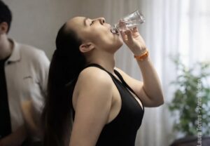 fotomujerbebiendo1-300x208-1