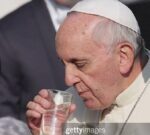 Pidió un vaso de agua, lo bebió, le dijo a la enfermera: «Gracias, disculpe las molestias», y luego murió