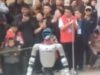 Un robot humanoide se sale control y golpea a un niño en la cara