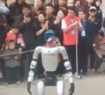 Un robot humanoide se sale control y golpea a un niño en la cara