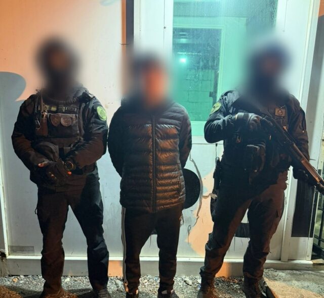 Cayo-en-Bajo-Flores-un-profugo-con-tres-pedidos-de-captura