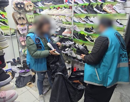 Secuestran miles de zapatillas de contrabando en locales de Flores