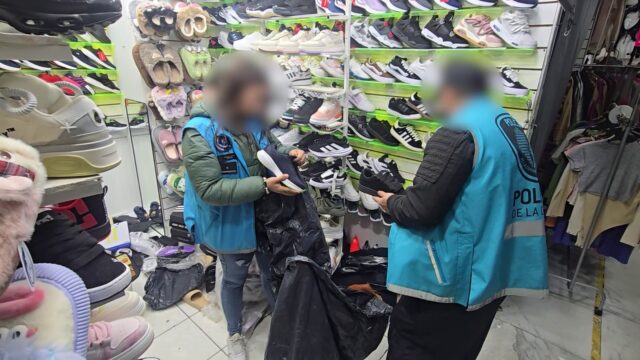 Secuestran-miles-de-zapatillas-de-contrabando-en-locales-de-Flores