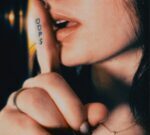 La artista pop de Montreal, Jordyn Sugar, lanza «Oops», un himno divertido de inspiración retro lleno de confianza y estribillos pegadizos