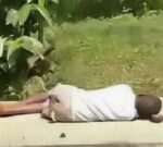Un niño fue encontrado durmiendo sobre la tumba de su madre
