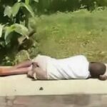 Un niño fue encontrado durmiendo sobre la tumba de su madre