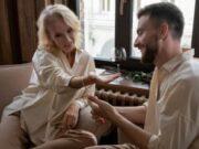 Los hombres jovenes está batiendo record saliendo con mujeres más grandes que ellos
