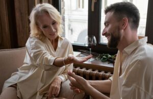 Los hombres jovenes está batiendo record saliendo con mujeres más grandes que ellos