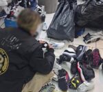 La Policía de la Ciudad secuestró en Flores más de 5 mil pares de zapatillas de contrabando y mercadería apócrifa por un valor de más de 240 millones de pesos