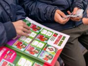 Figuritas del Mundial: plazas, esquinas y comercios vuelven a llenarse de intercambio