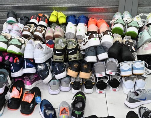 Secuestran 2.700 pares de zapatillas de contrabando en Retiro