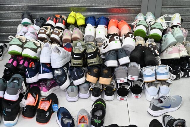 Secuestran-2.700-pares-de-zapatillas-de-contrabando-en-Retiro