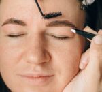 Arrancarse las cejas y el pelo, podría suplantarse de otro modo