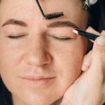 Arrancarse las cejas y el pelo, podría suplantarse de otro modo