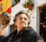 Una propietaria jubilada tiró un nido de avispas a usurpadores de su casa