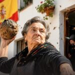 Una propietaria jubilada tiró un nido de avispas a usurpadores de su casa
