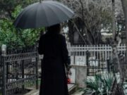 Por 500 dólares se puede contratar a una mujer vestida de negro para llorar en un funeral