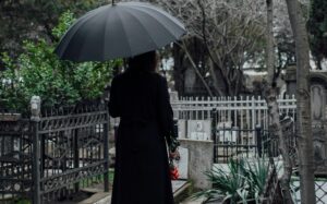 Por 500 dólares se puede contratar a una mujer vestida de negro para llorar en un funeral