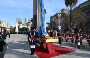 La Ciudad celebró el Día de la Independencia con el tradicional izamiento de la Bandera