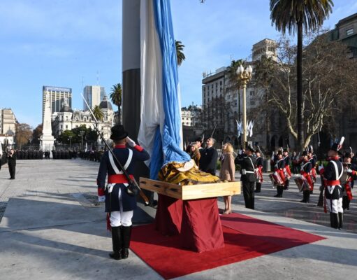 La Ciudad celebró el Día de la Independencia con el tradicional izamiento de la Bandera