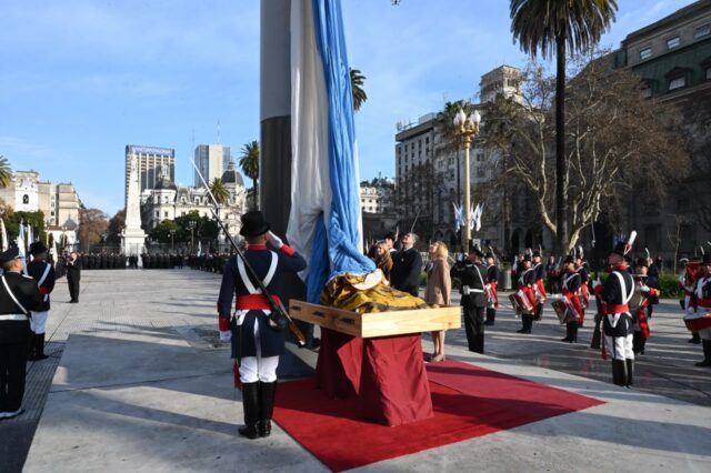 La-Ciudad-celebro-el-Dia-de-la-Independencia-con-el-tradicional-izamiento-de-la-Bandera