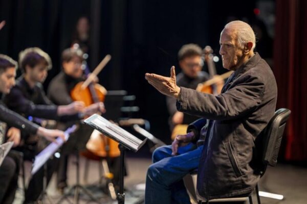 La-Orquesta-Escuela-Emilio-Balcarce-inicio-su-temporada-2026-con-nuevos-talentos-scaled-1