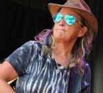La rockera LGBTQIA+ de Brockville, Ontario, Sue Prosser, lanza su esperado sencillo «Mistaken Identity»