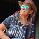 La rockera LGBTQIA+ de Brockville, Ontario, Sue Prosser, lanza su esperado sencillo «Mistaken Identity»