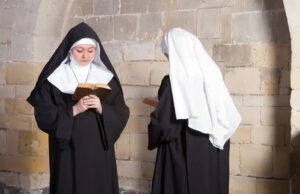 Monjas enemigas, abandonan convento y se casan entre ellas