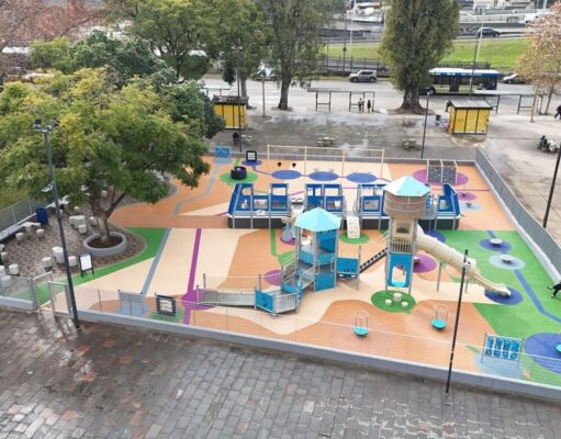 La Ciudad amplió y modernizó el patio de juegos de Plaza Constitución