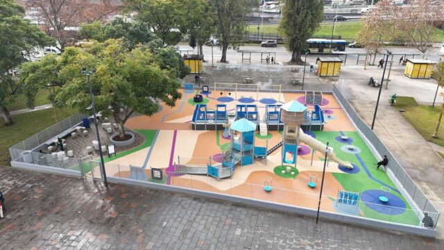 La-Ciudad-amplio-y-modernizo-el-patio-de-juegos-de-Plaza-Constitucion