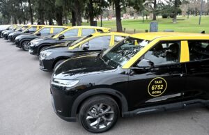 Los taxis eléctricos ya circulan por las calles porteñas