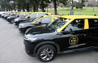Los taxis eléctricos ya circulan por las calles porteñas