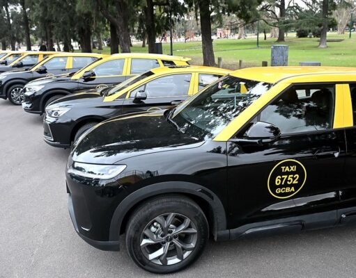 Los taxis eléctricos ya circulan por las calles porteñas